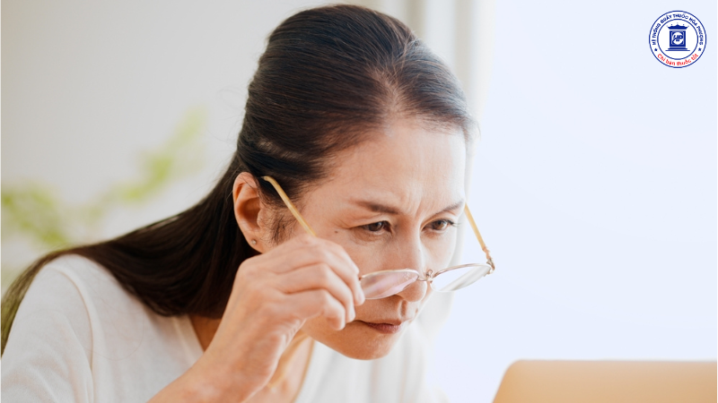 Phân Biệt Viễn Thị và Lão Thị: Nguyên Nhân, Triệu Chứng, Và Giải Pháp Điều Trị