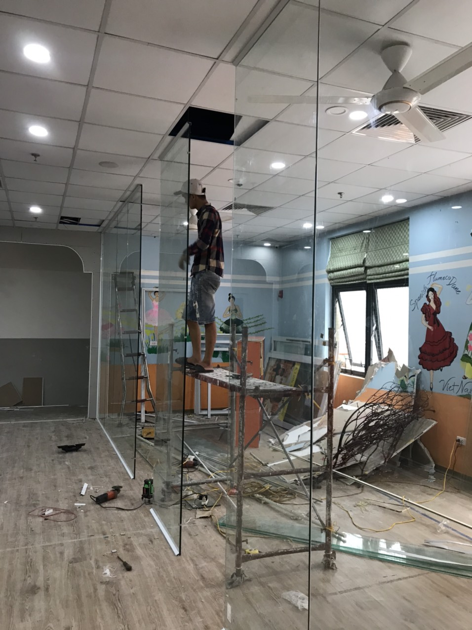 Tuyển Thợ Cơ khí lắp Đặt Kính Cường Lực Tại Hà Nội