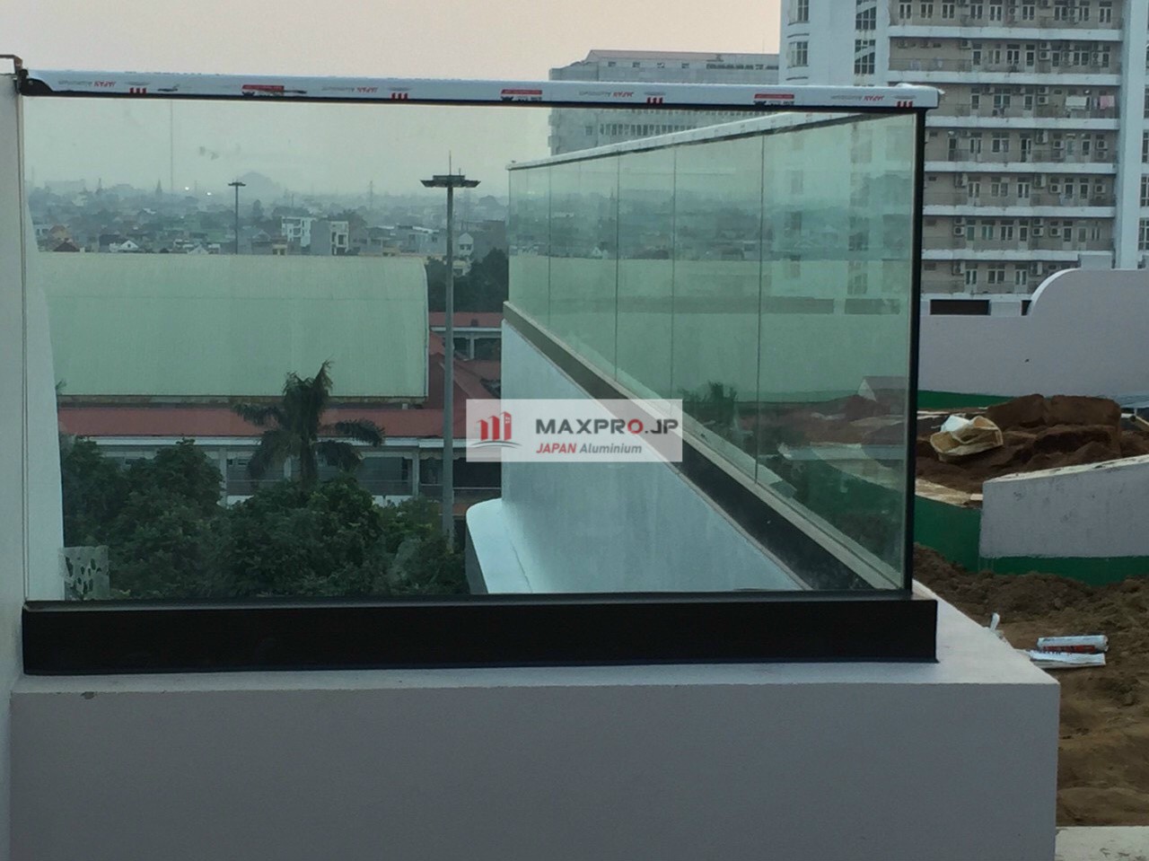 Mẫu Lan Can Không Trụ Mới Nhất Năm 2021 - Lan Can Nhôm Maxpro