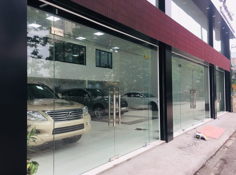 Thị trường phụ kiện cửa kính thật giả hỗn loạn, đâu là cách phân biệt?