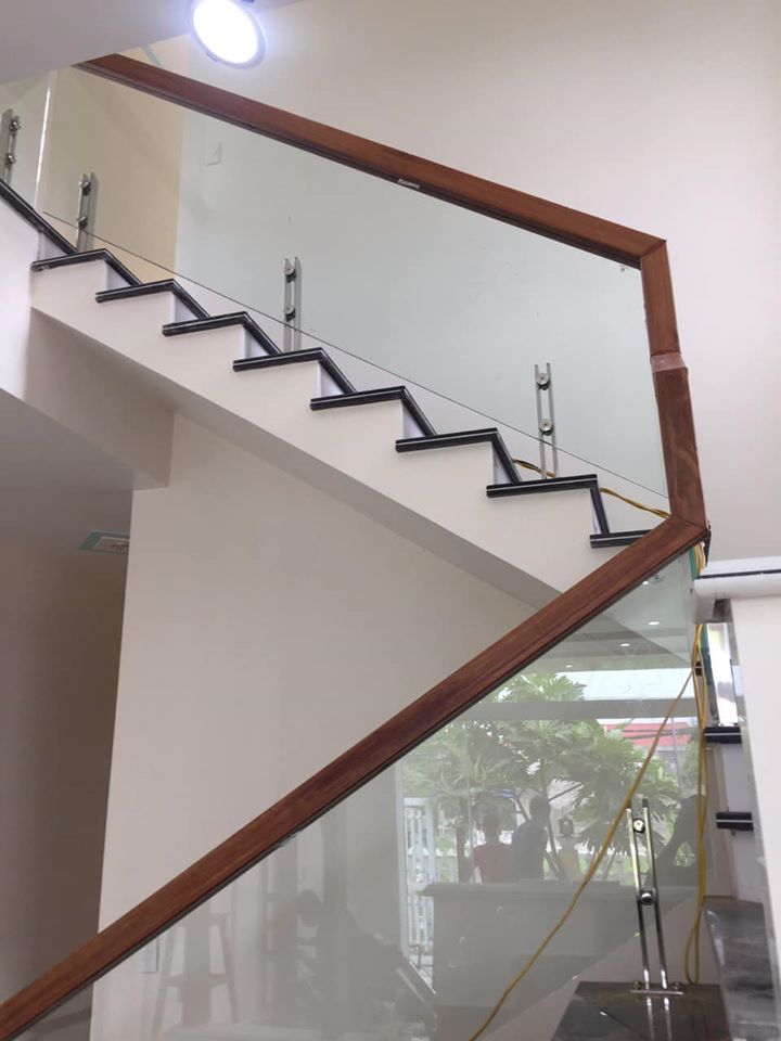 Tay vịn nhựa màu gỗ gõ vuông 60*60