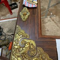 Lá Đồng Ốp Cửa Khung Nhôm Khung Gỗ