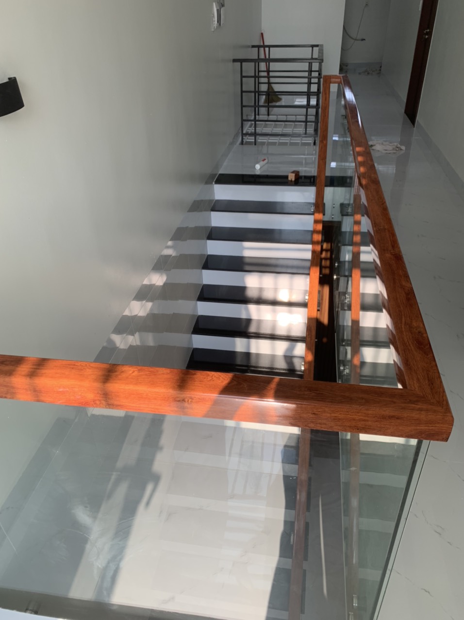 Tay vịn nhựa màu gỗ gõ vuông 60*60