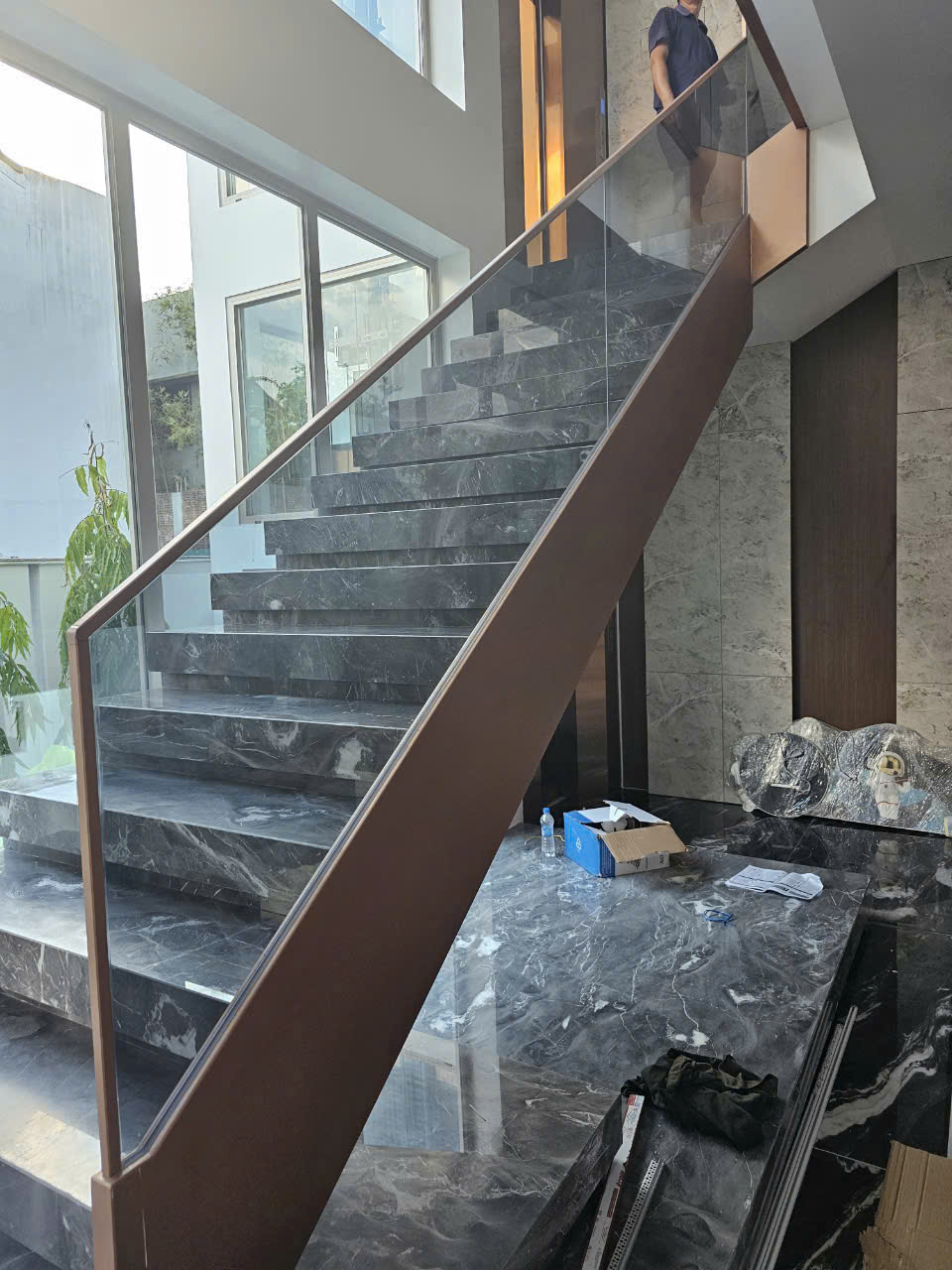 Máng Nhôm Cầu Thang Cover Xu Hướng Mới 2025