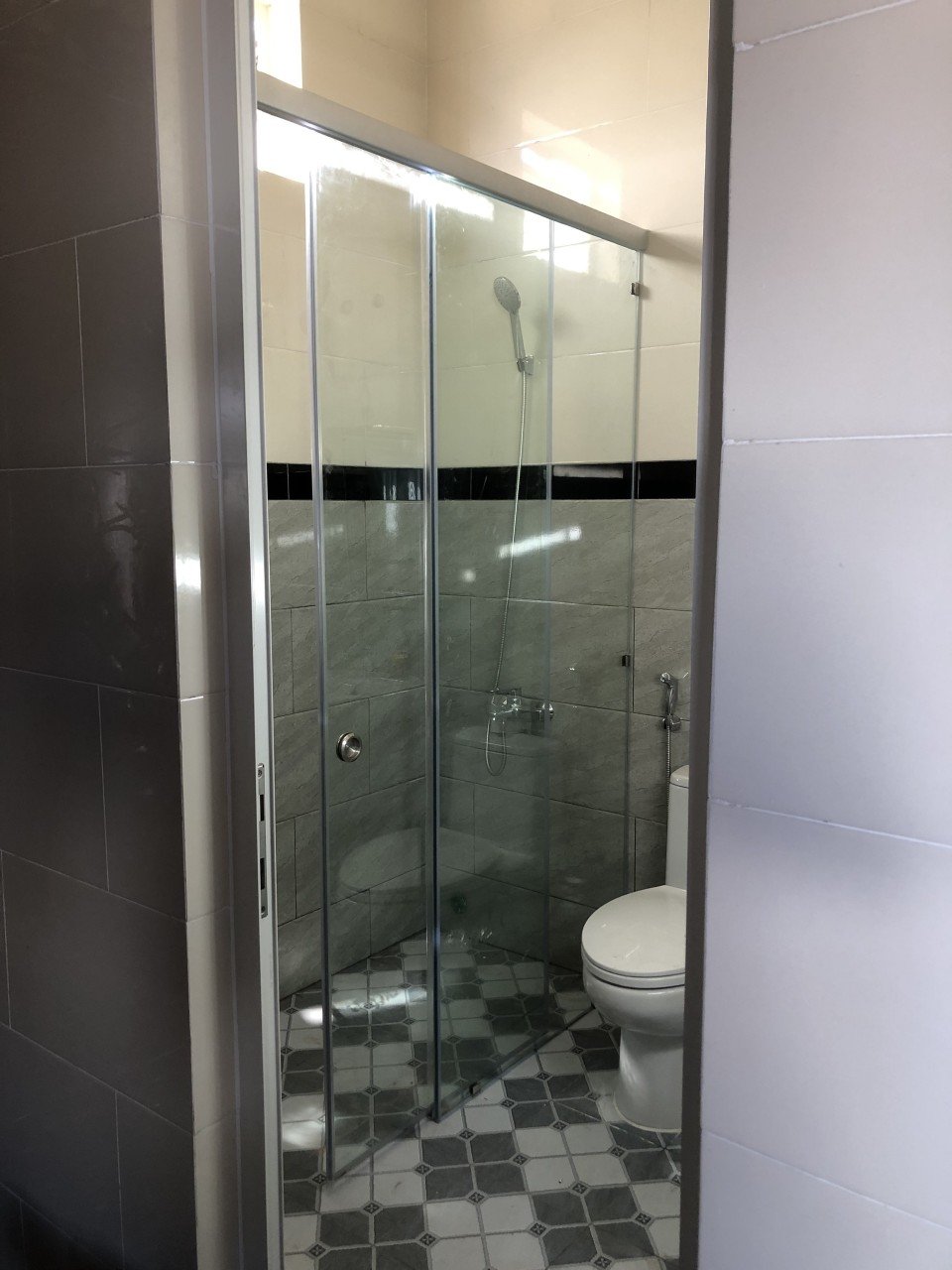 Ray treo cửa lùa cabin kính