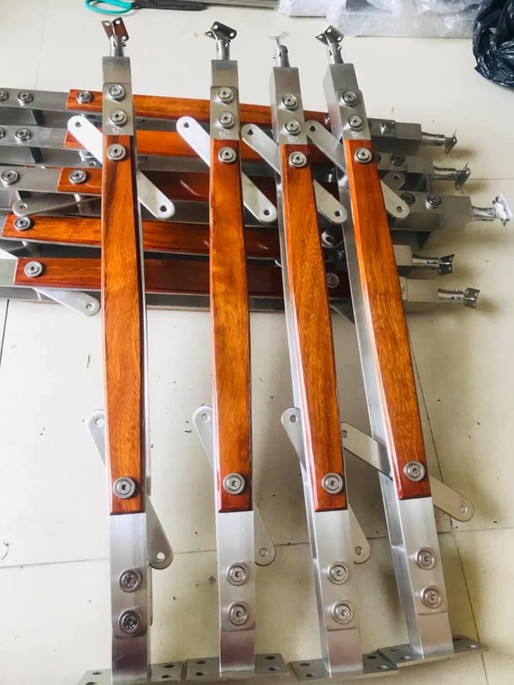 Trụ Kính Inox Má Gỗ