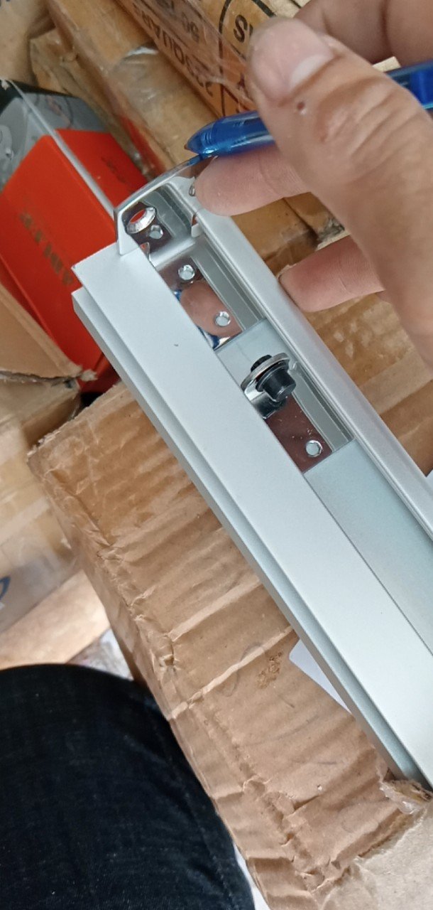 Ray treo cửa lùa cabin kính