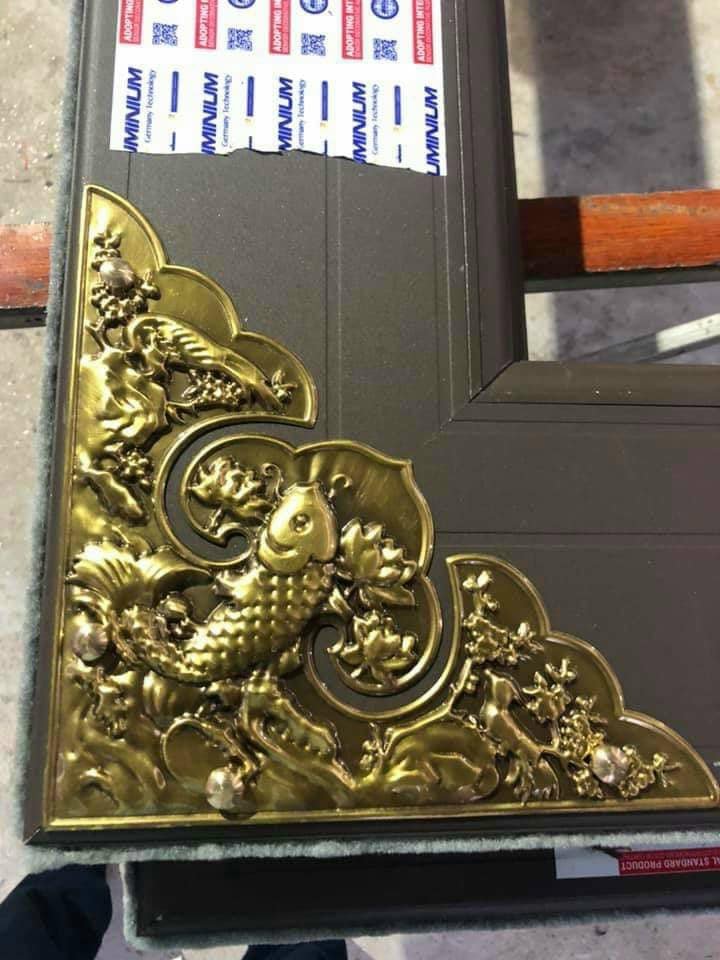 Lá Đồng Ốp Cửa Khung Nhôm Khung Gỗ