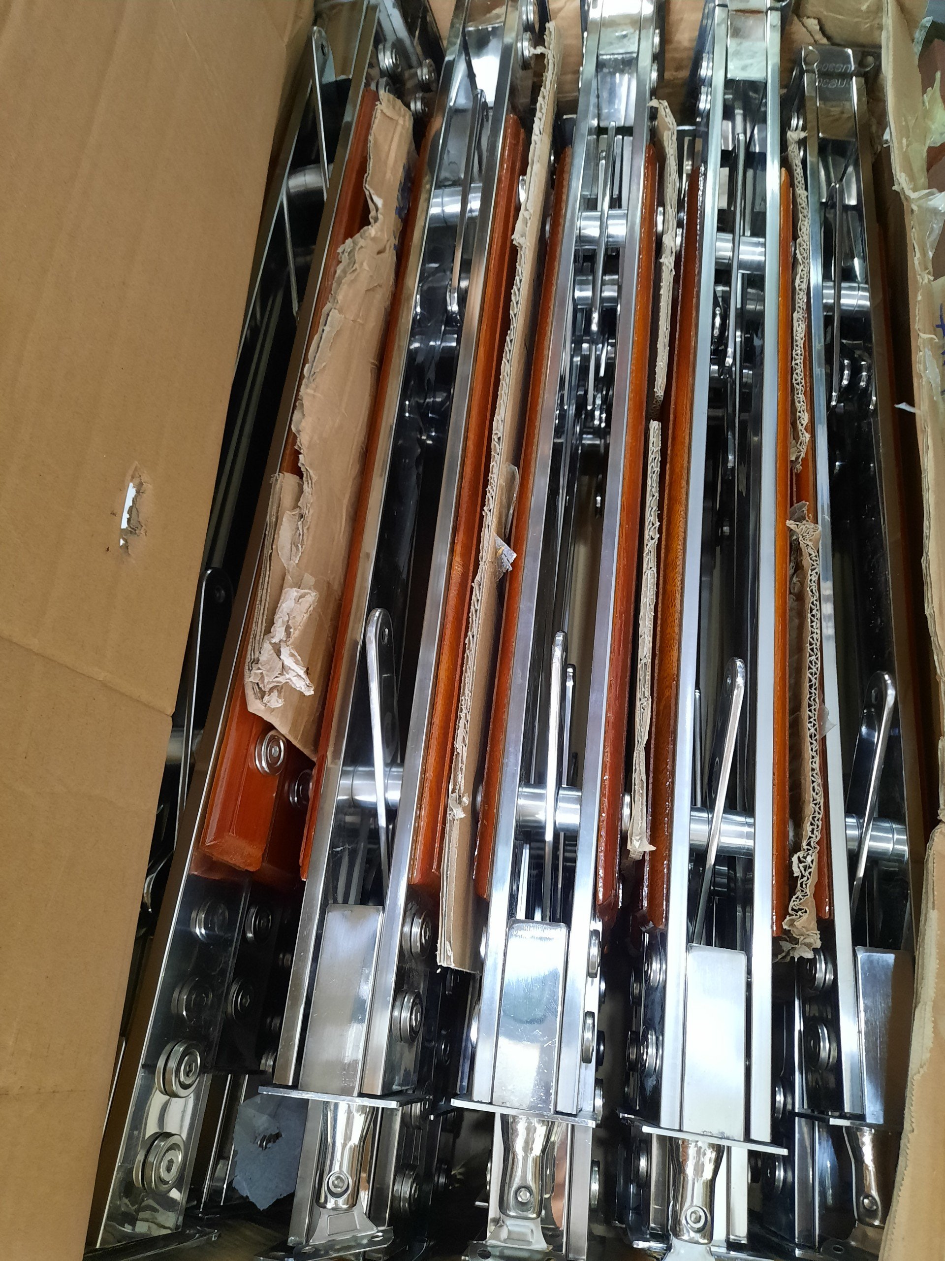 Trụ hộp inox Kính Má Gỗ
