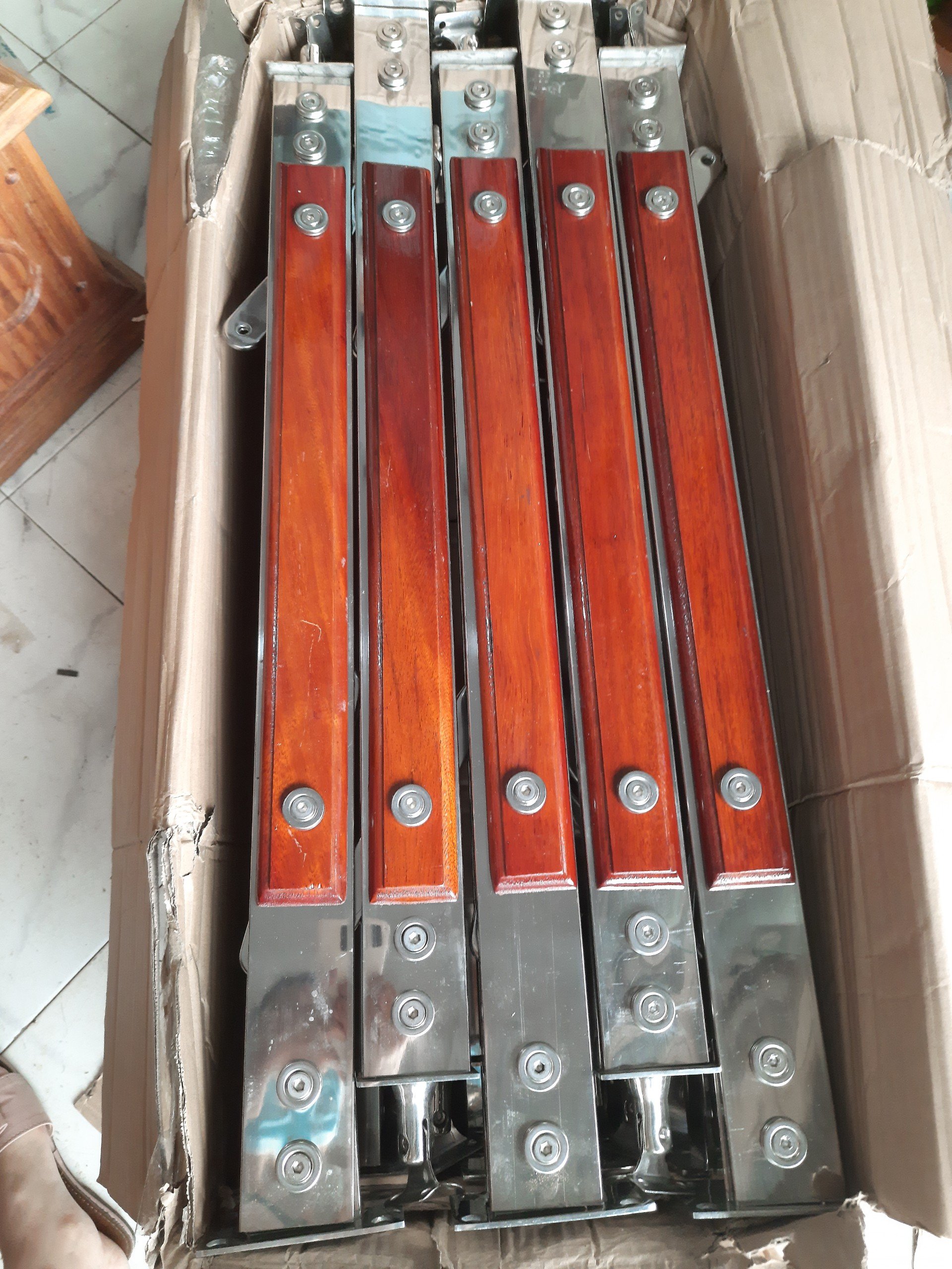 Trụ hộp inox Kính Má Gỗ