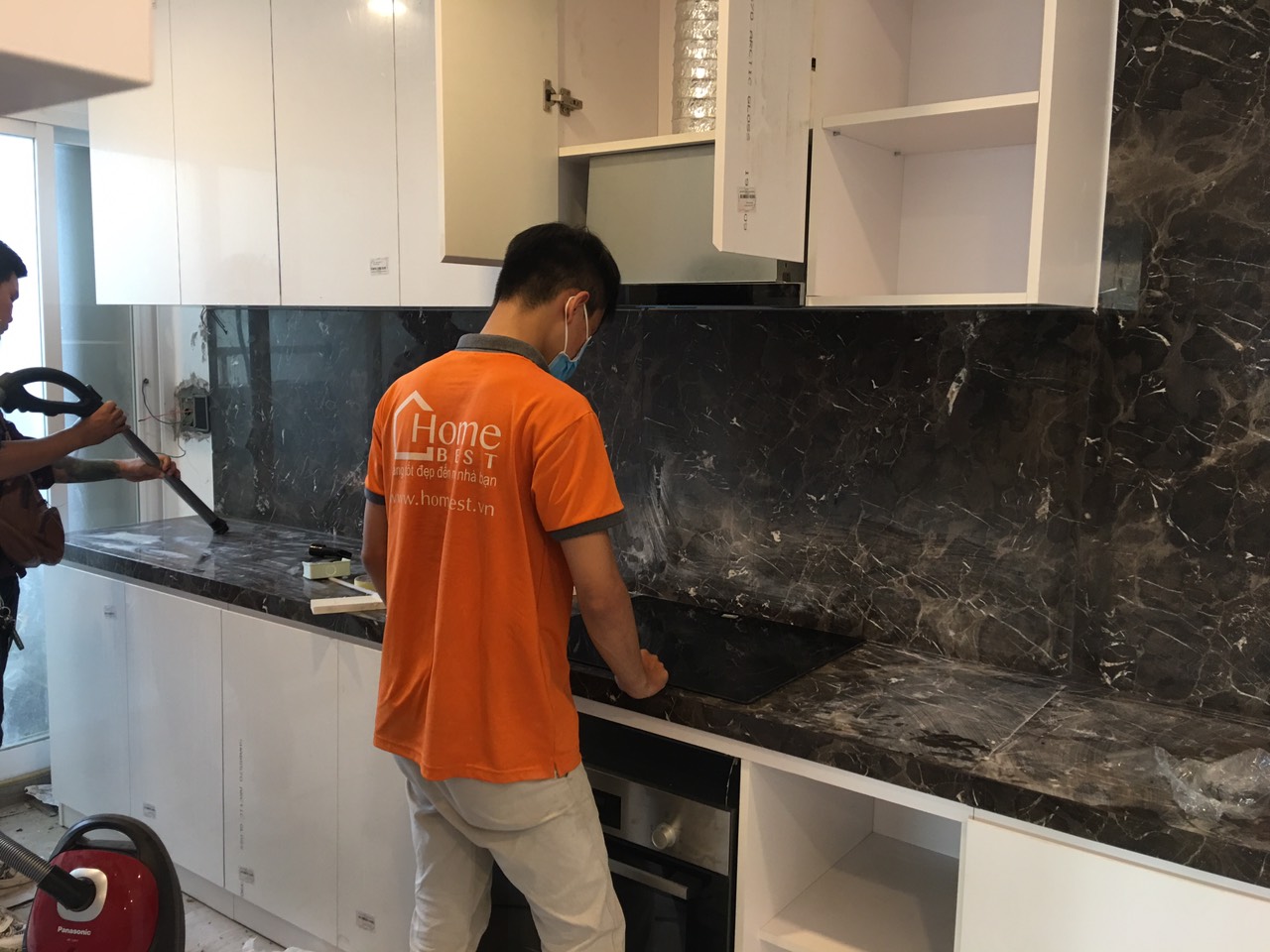 Kỹ thuật viên kiểm tra bếp
