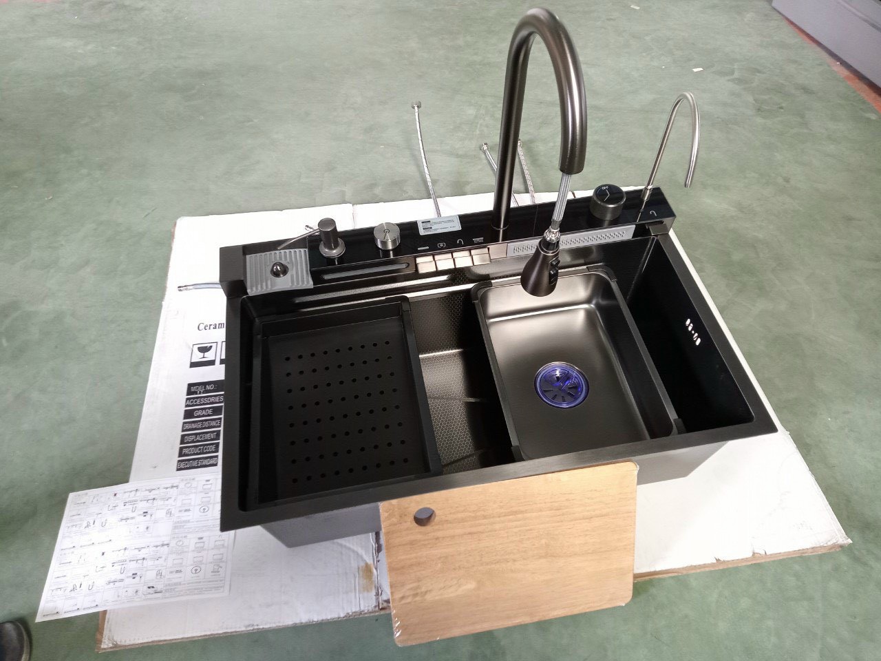 Chậu rửa chén 1 hộc 8246 - Nano đen 5 phím