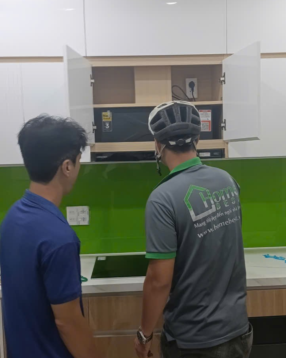 Kỹ thuật viên hướng dẫn khách sử dụng máy hút