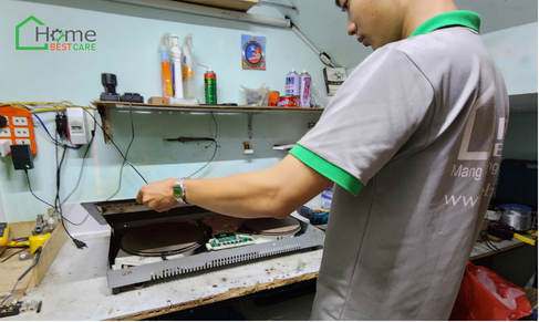 Kỹ thuật viên kiểm tra mặt kính