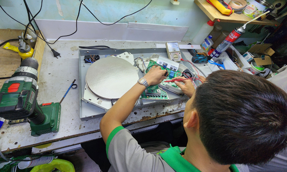 Kỹ thuật viên kiểm tra nguồn điện