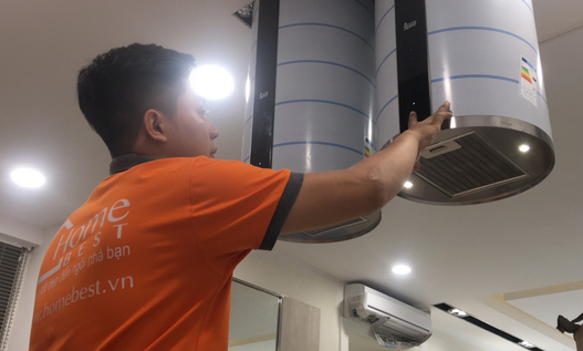 Kỹ thuật viên kiểm tra máy hút mùi 