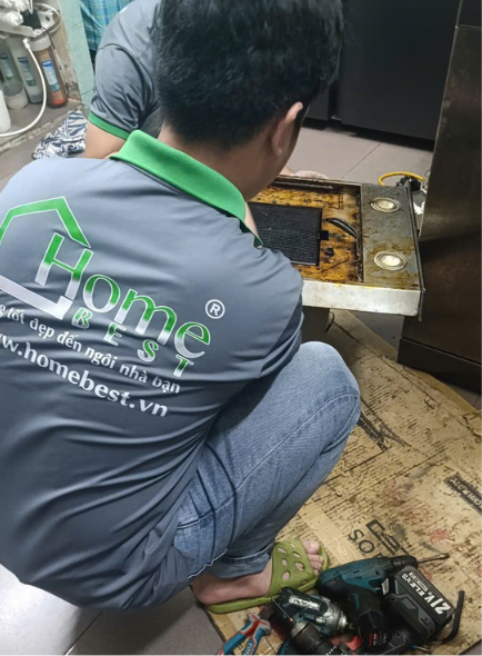 Kỹ thuật viên vệ sinh máy hút mùi