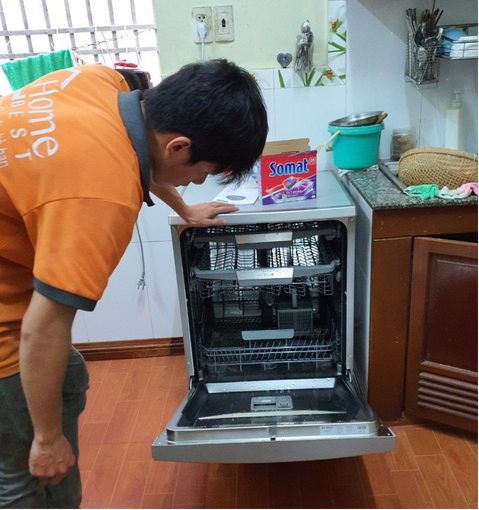 Kỹ thuật viên Home Best Care kiểm tra máy rửa chén