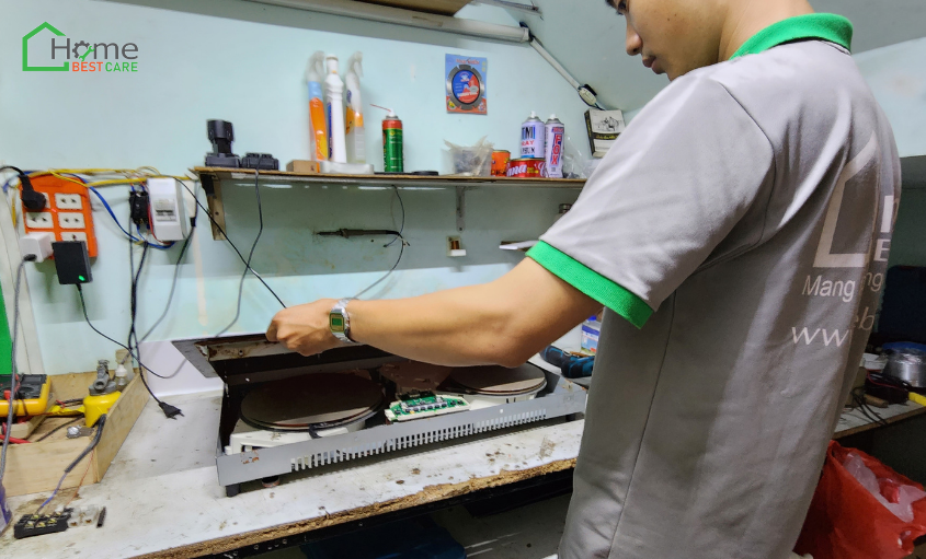 Kỹ thuật viên Home Best Care lắp lại mặt kính sau khi thay