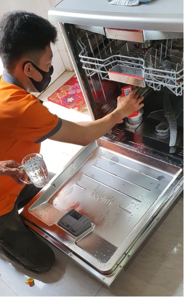 Kỹ thuật viên thao tác trực tiếp ở khoang đáy máy
