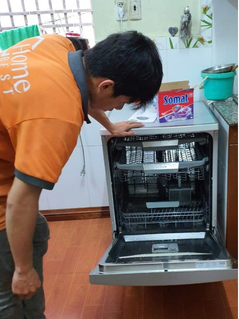 Kỹ thuật viên kiểm tra sau khi sửa