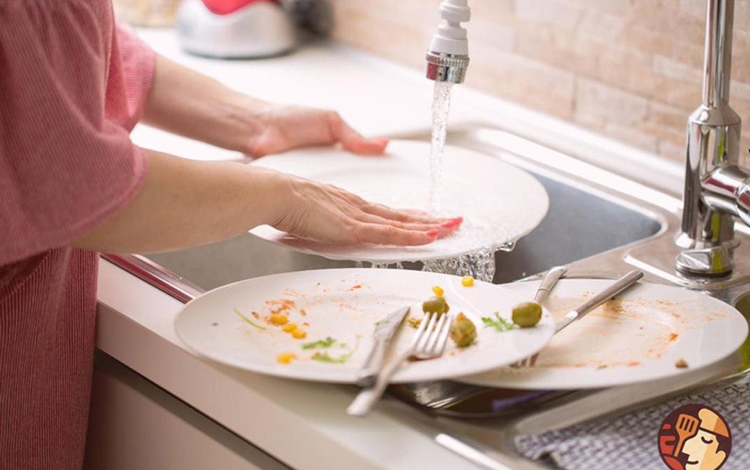 Trán sạch chén dĩa trước khi cho vào máy rửa chén