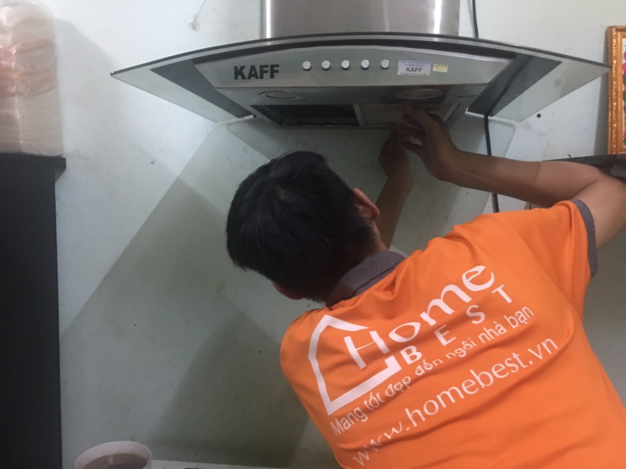 Kỹ thuật viên lắp đặt lại máy hút sau khi sửa