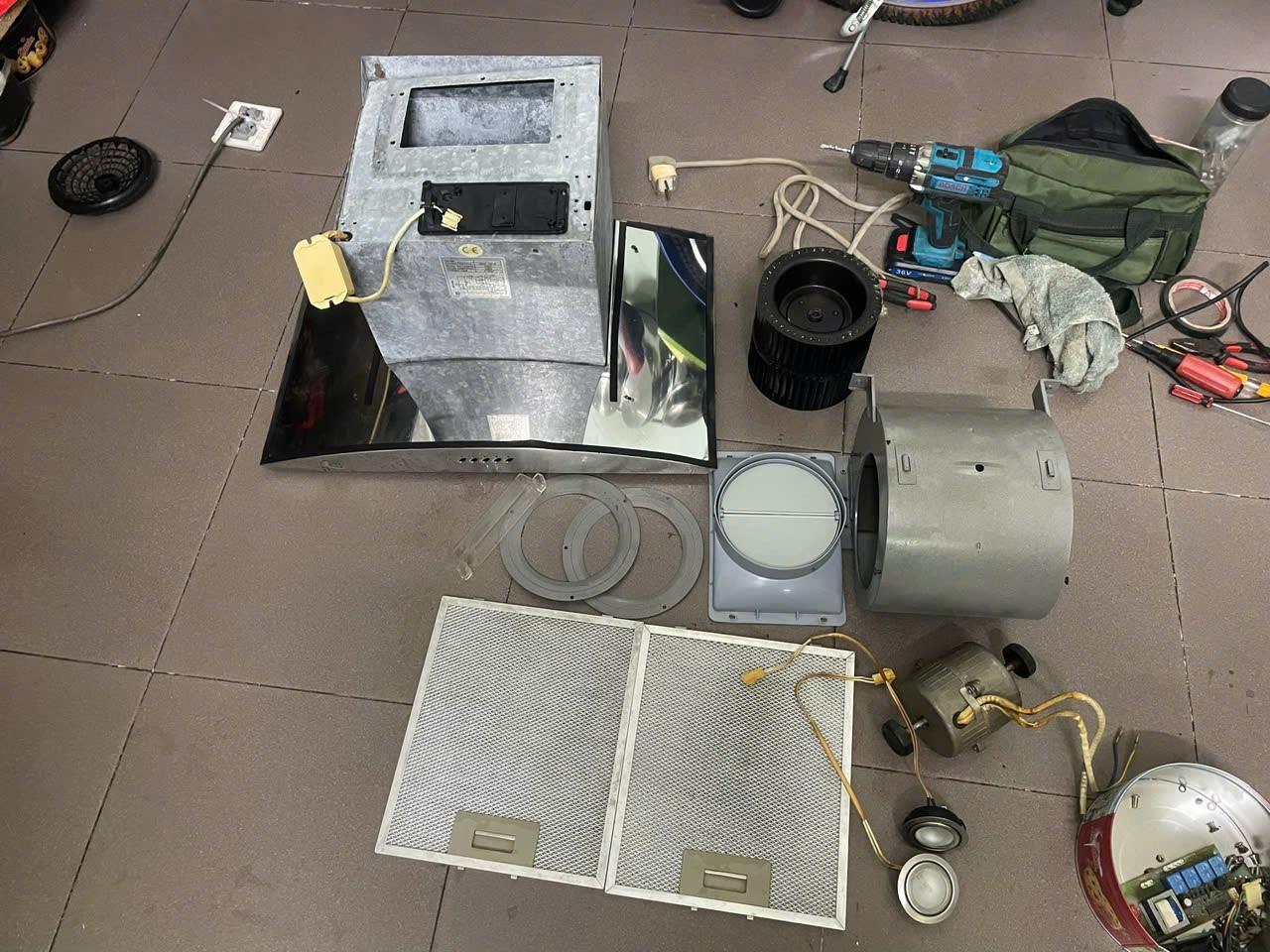 Vệ sinh máy hút mùi Binova