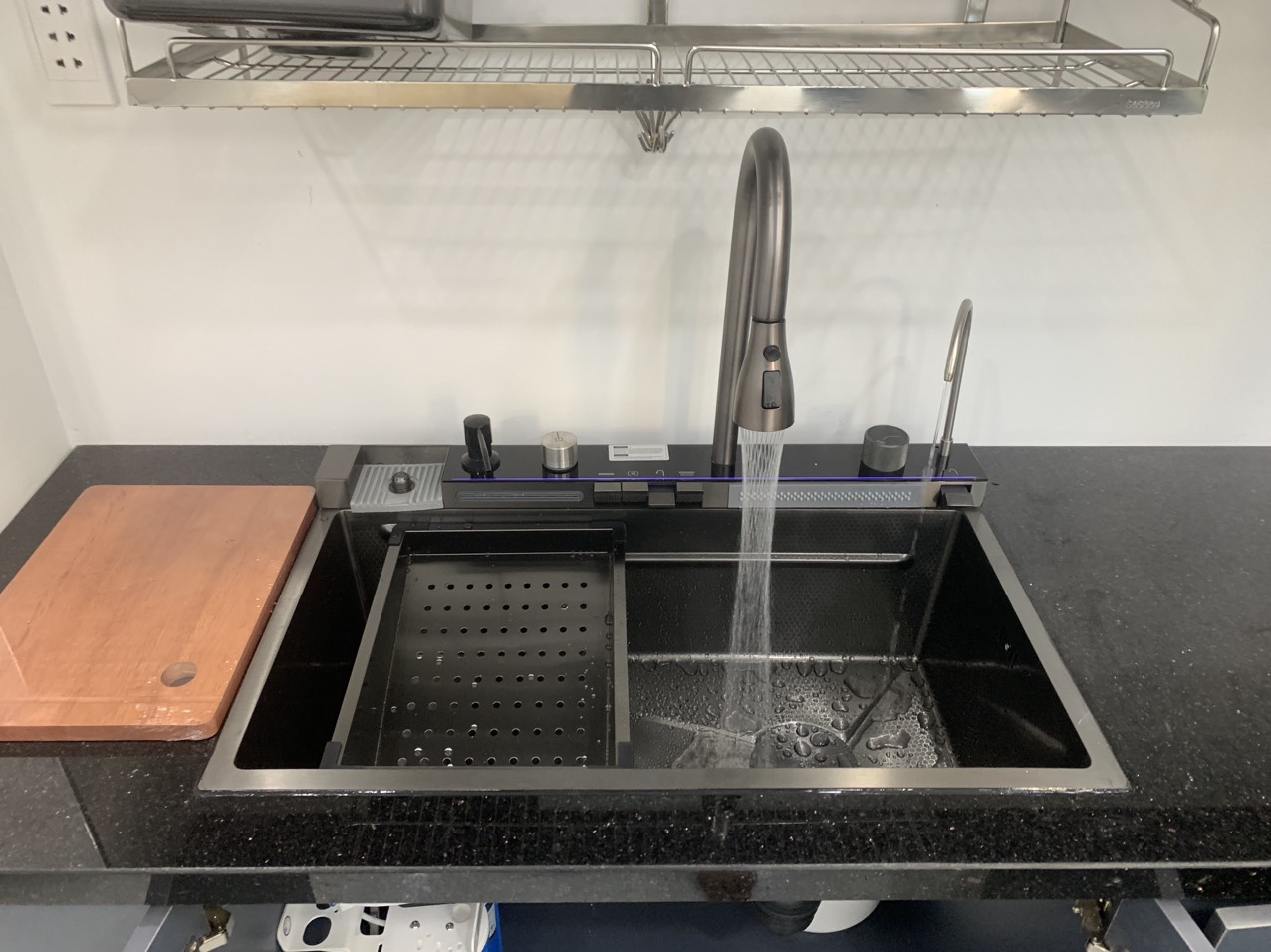 Chậu rửa chén 1 hộc 8246 - Nano đen 5 phím