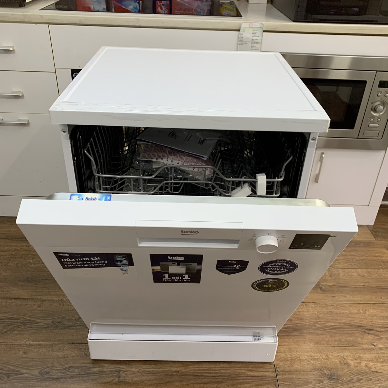Máy rửa chén bát độc lập Beko DVN05320W