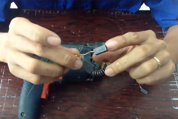 Hướng dẫn cách thay chổi than máy khoan Bosch đúng cách