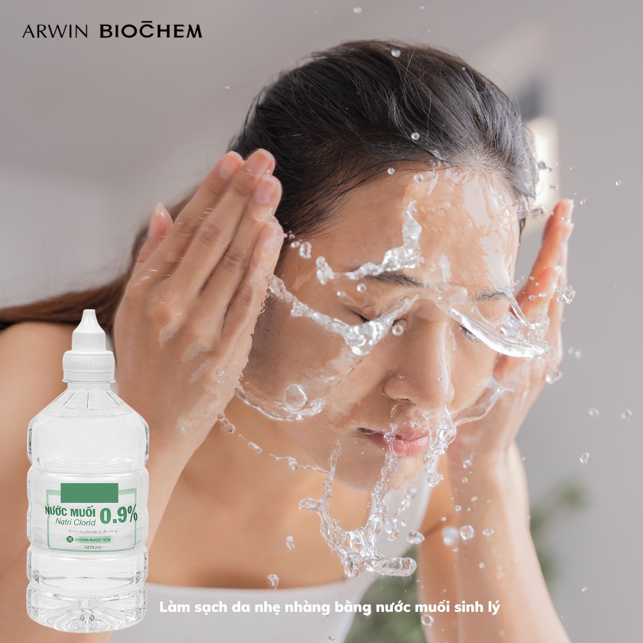 Rửa mặt bằng nước muối sinh lý