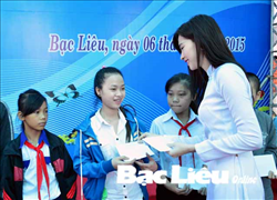 Bạc Liêu - Chương trình “Ngày hội đến trường” năm 2015: Trao gần 200 suất học bổng và các phương tiện học tập cho học sinh, sinh viên nghèo.