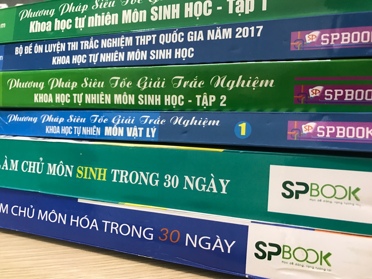 “Bạn không phải thủ khoa đâu mà ôm sách giáo khoa học nhé”!