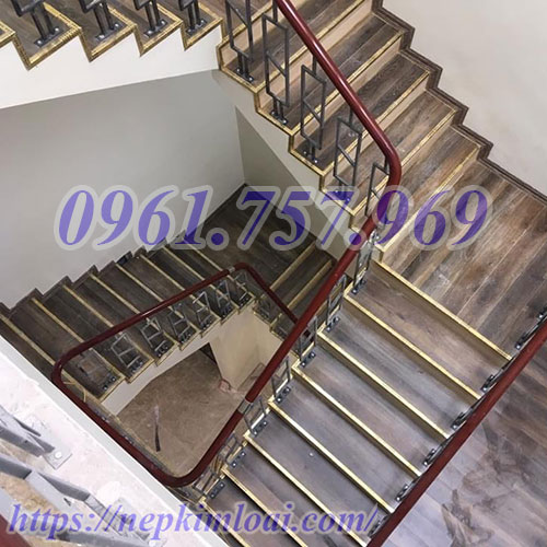 Nẹp v ốp cầu thang