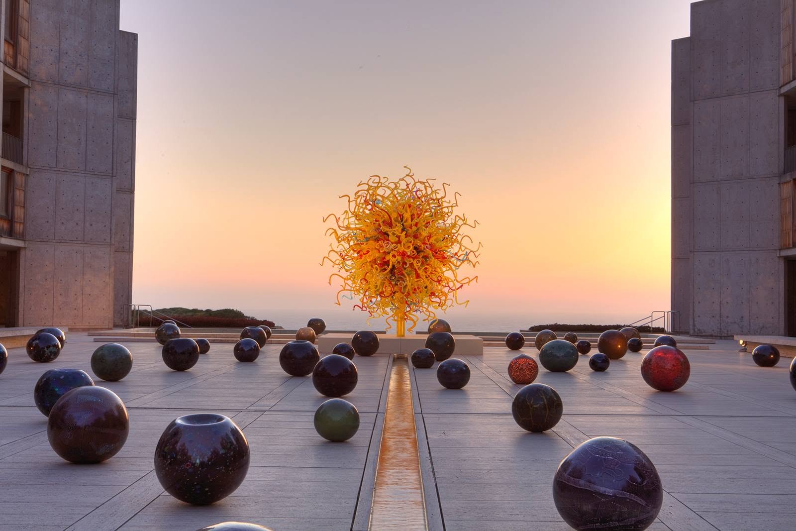 Dale Chihuly: Nghệ sĩ vĩ đại hay ông trùm thương mại hóa nghệ thuật?
