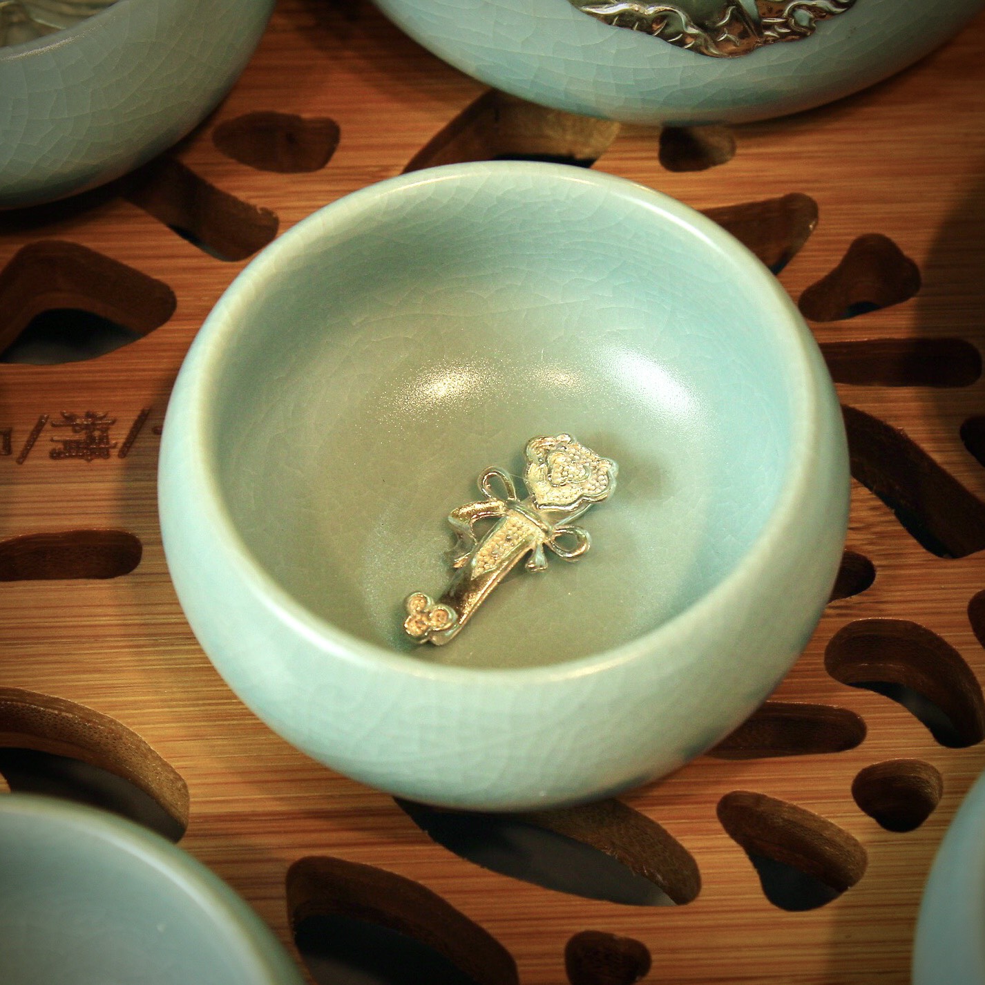 Bộ Ấm Chén Sứ Lõi Bạc 999