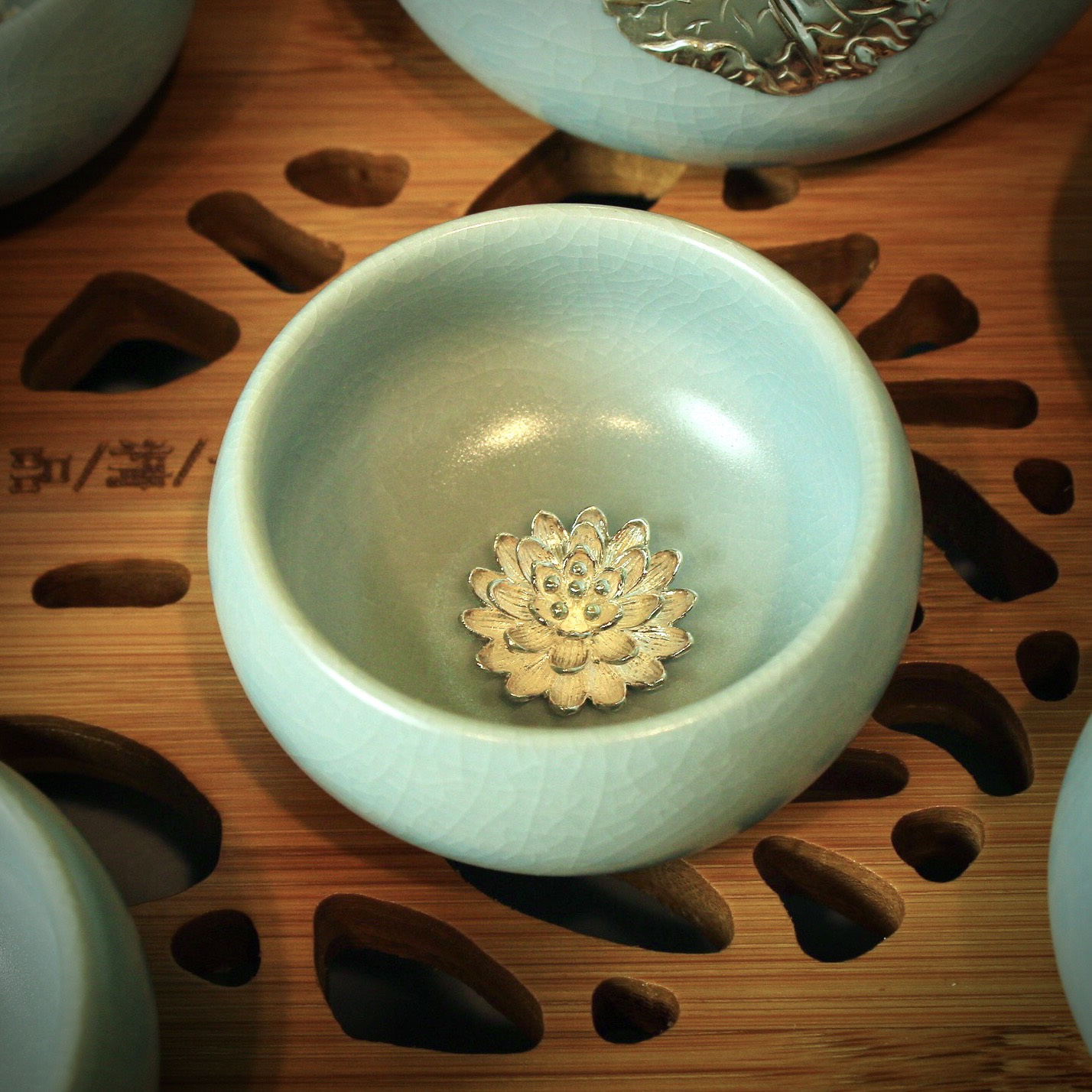 Bộ Ấm Chén Sứ Lõi Bạc 999