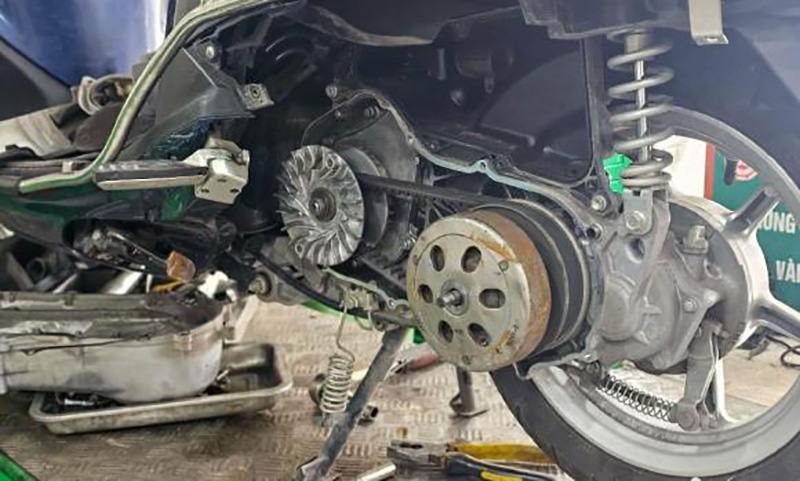 Nhận biết xe bị “ngấm nước” dù chưa chết máy – Thợ mới cần chú ý