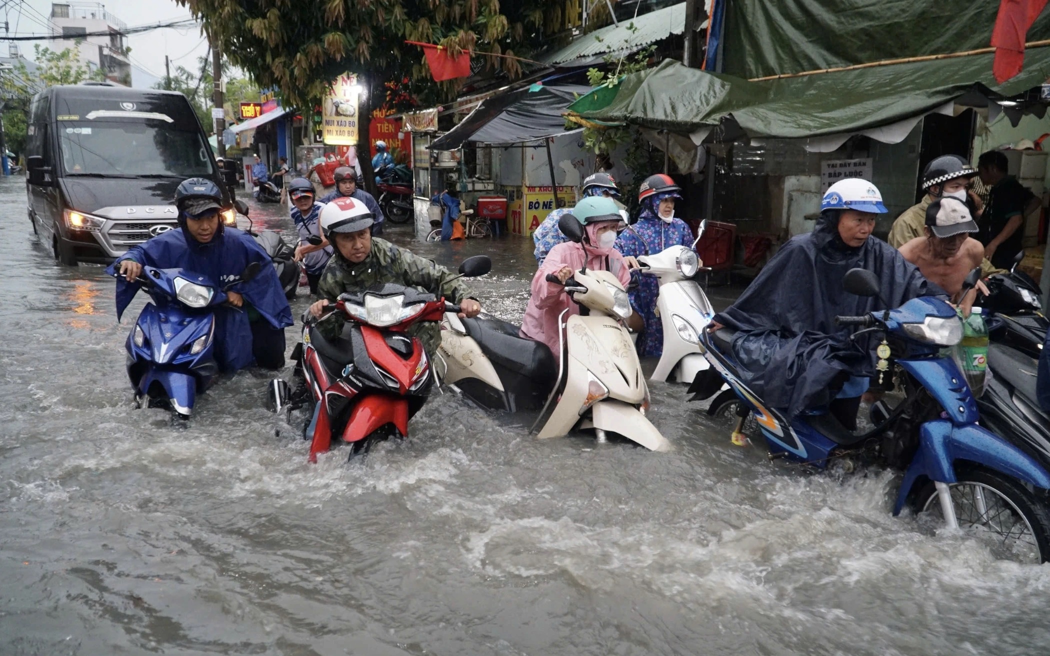 Hướng dẫn xử lý xe máy bị ngập nước đúng cách, tiết kiệm nhất
