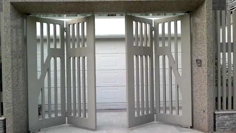 Mẫu cổng nhà mạ đồng 2 cánh 