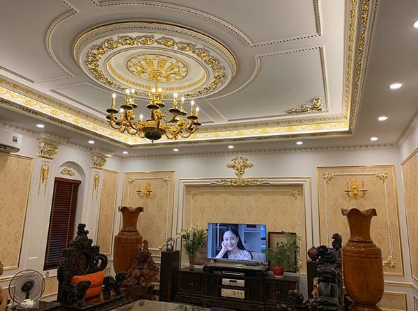 Trần nhà phong cách cổ điển cho phòng khách