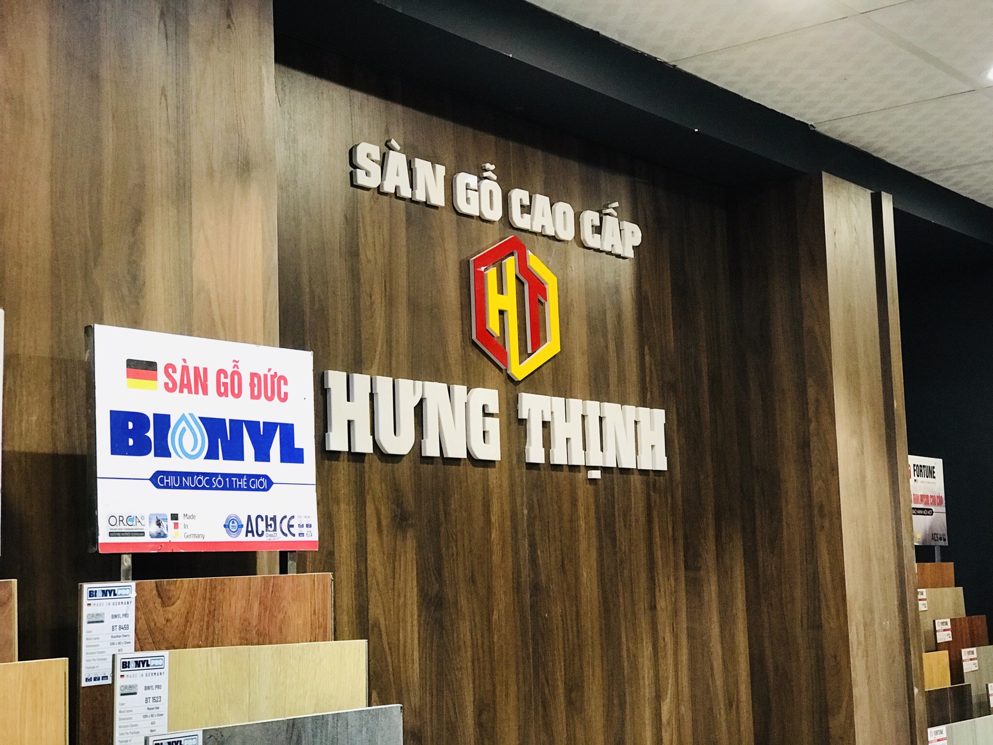 Gian hàng Sàn Gỗ Hưng Thinh đặt tại showroom Nhà Việt Center