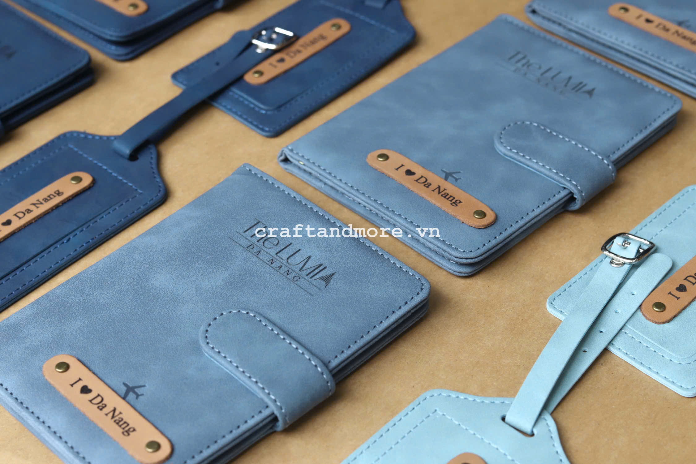 Passport cover miễn phí khắc tên, trang  trí charm, in logo, cá nhân hóa