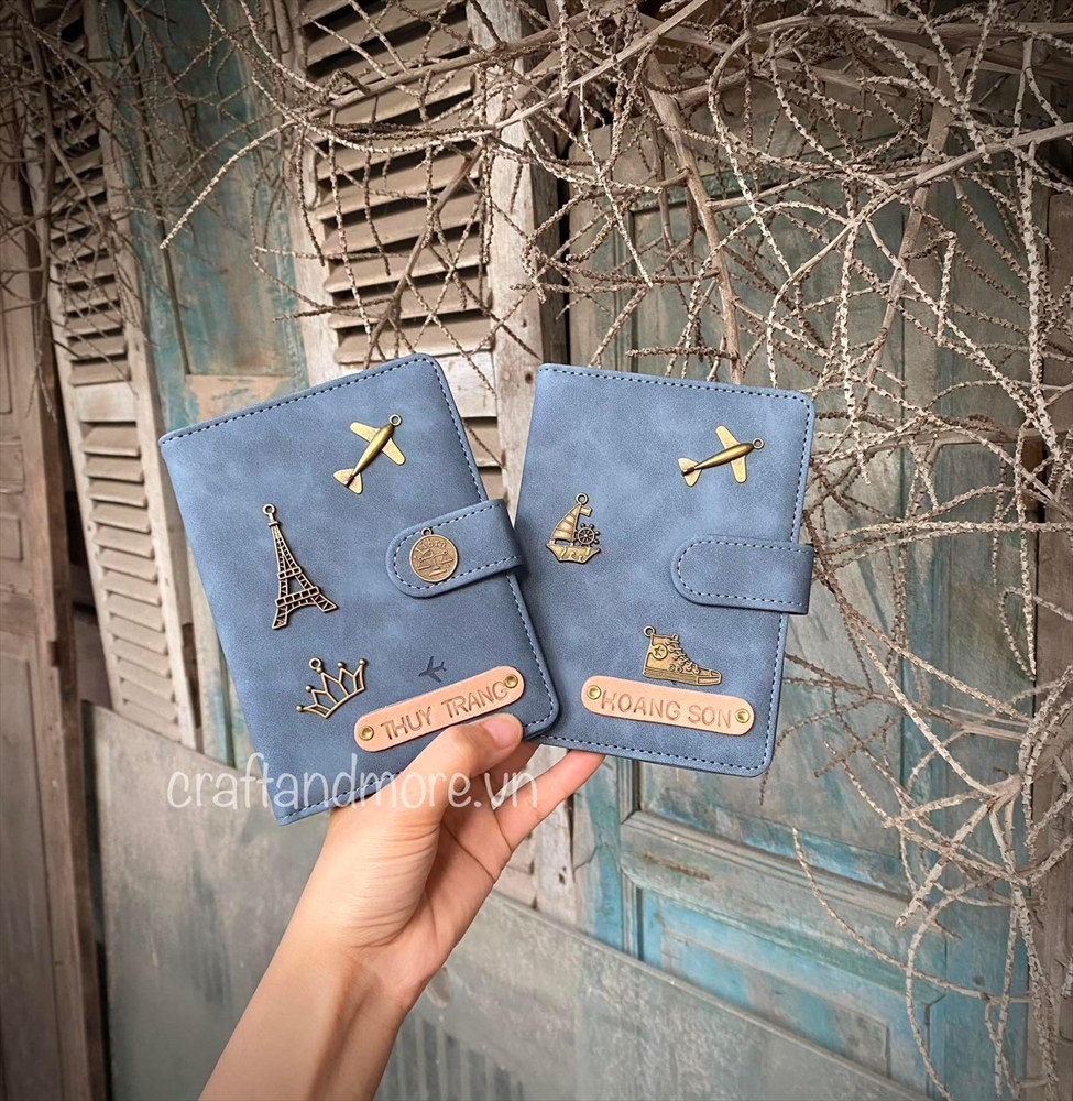 Passport cover miễn phí khắc tên, trang  trí charm, in logo, cá nhân hóa