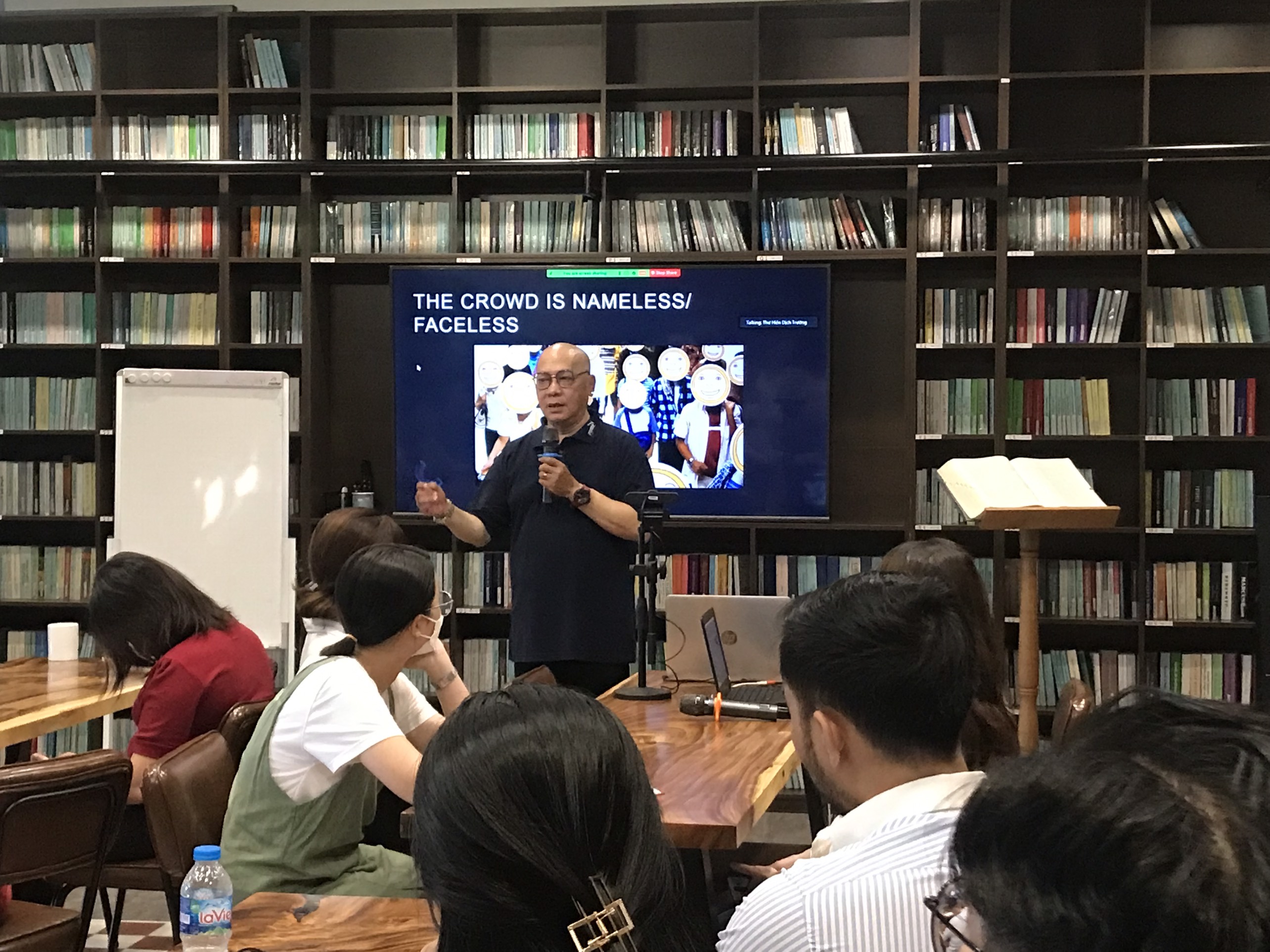 External Talk EXTERNAL TALK: CROWD PSYCHOLOGY - DR. DUONG NGOC DUNG | Thư Hiên Dịch ...