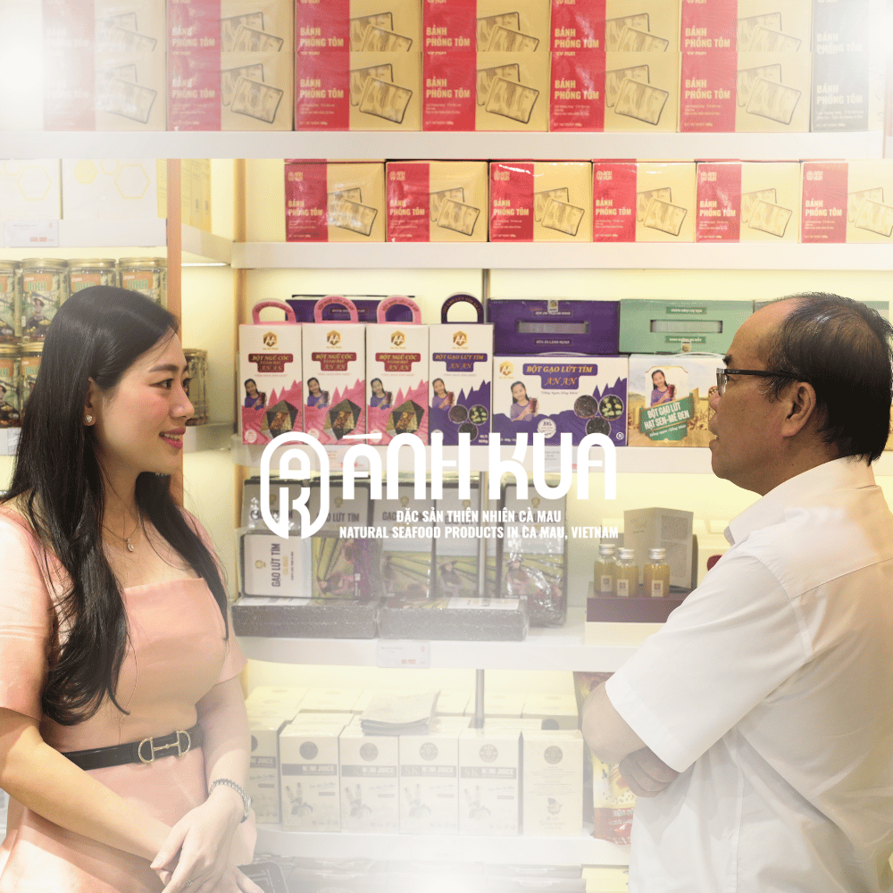 Ánh Kua đón Giám đốc Báo và Phát thanh - Truyền hình Cà Mau đến thăm cửa hàng