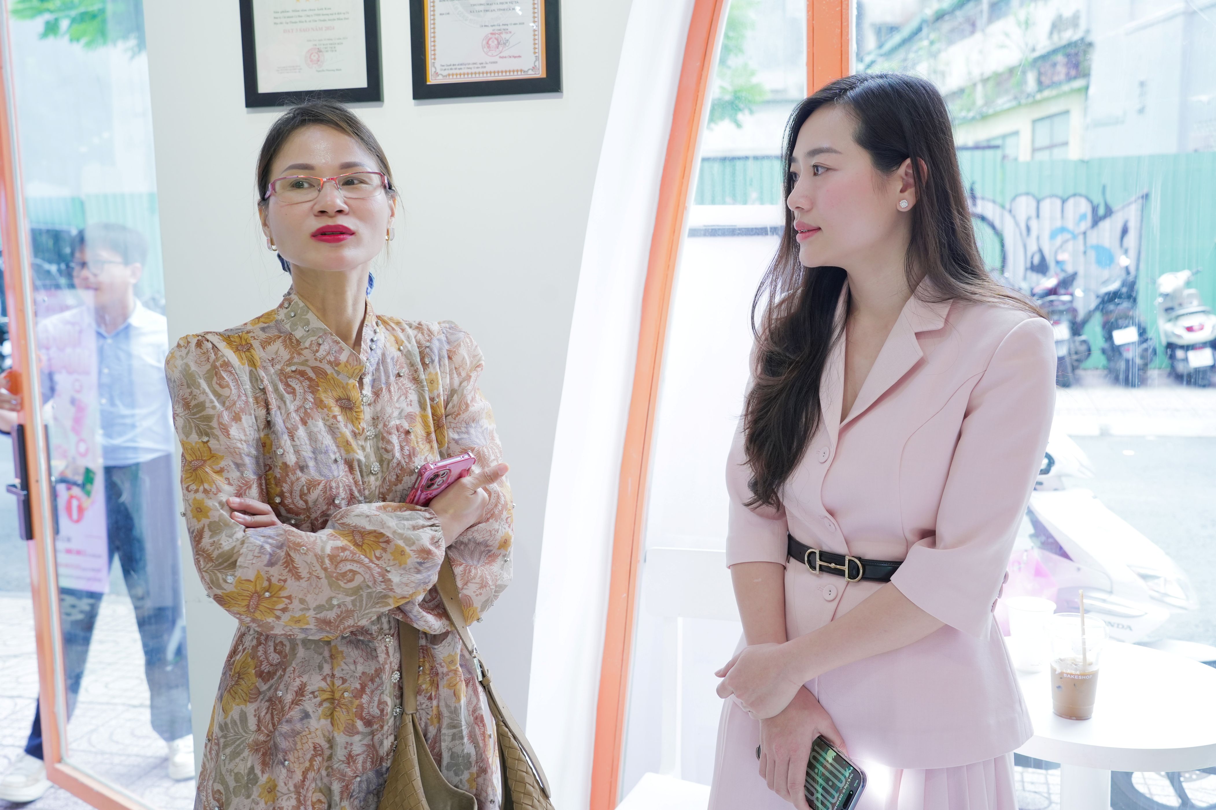 Ánh Kua đón Phó Chi cục trưởng Chi cục Kinh tế hợp tác và Phát triển nông thôn đến thăm cửa hàng