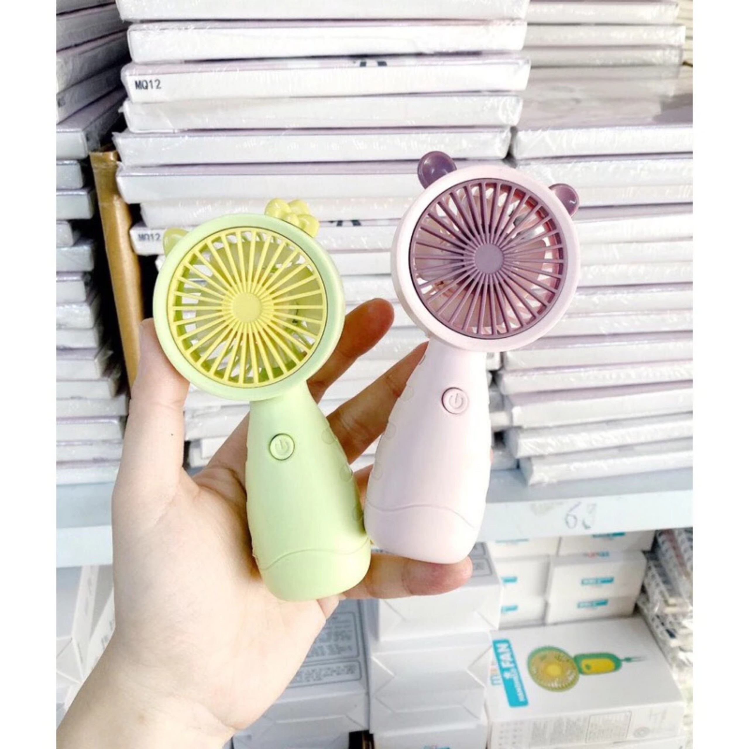 QUẠT MINI CẦM TAY DỄ THƯƠNG CÓ TÍCH ĐIỆN