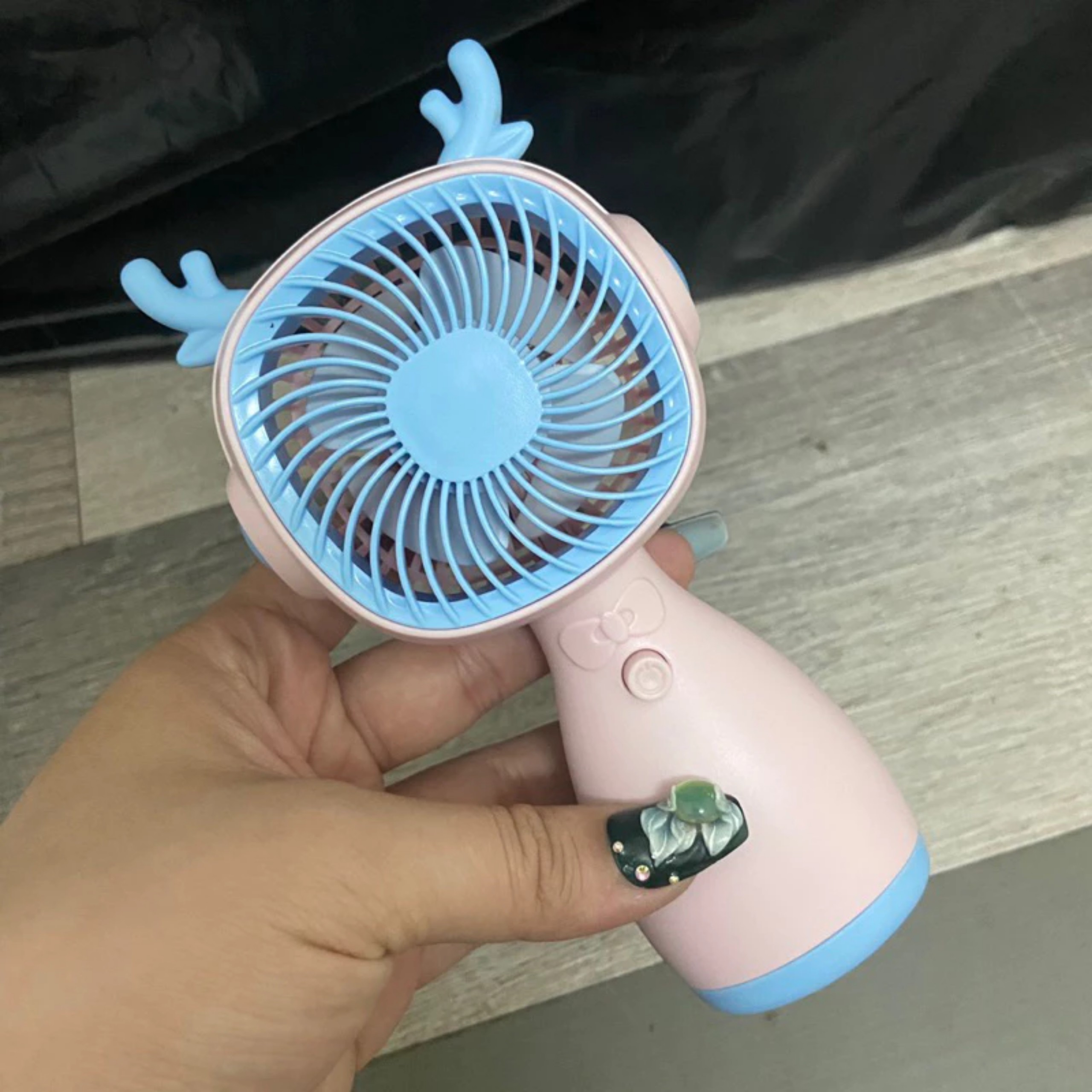 QUẠT MINI CẦM TAY DỄ THƯƠNG CÓ TÍCH ĐIỆN